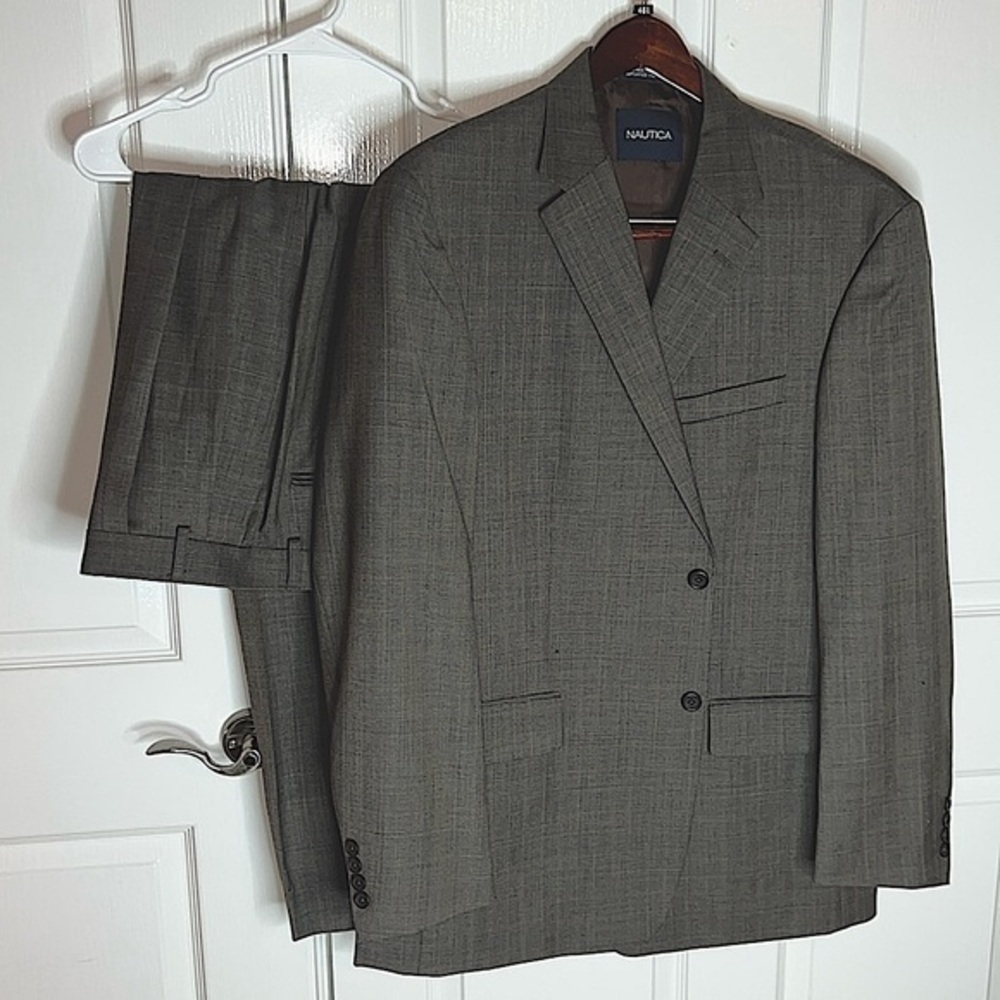 MEN NAUTICA SUIT. Size Coat 46L pants 40L
